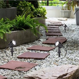 Découvrez l\'éclatant spot extérieur jardin 7W 2700K - Projecteur LED IP65 avec piquet!